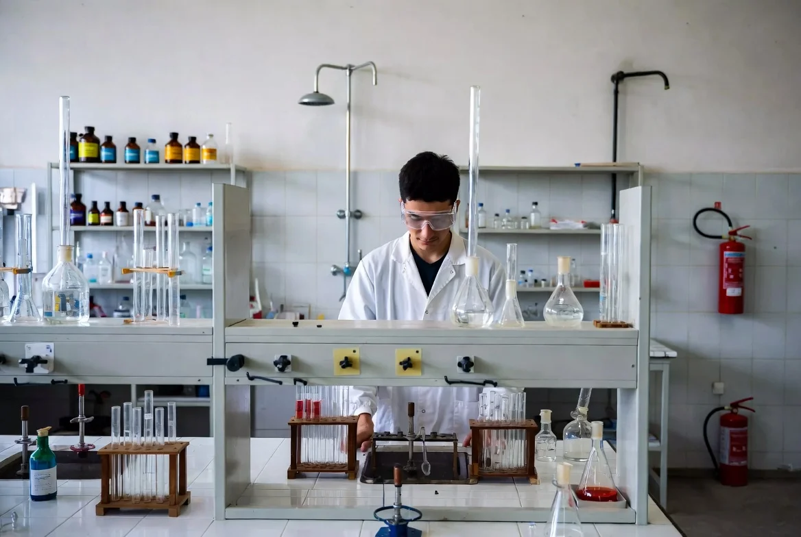 Peran Standar K3 Laboratorium dalam Mencegah Risiko Kerja