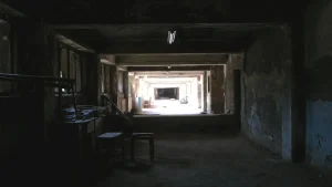 Perbedaan Ruang Terbatas dengan Ruang Tertutup Biasa