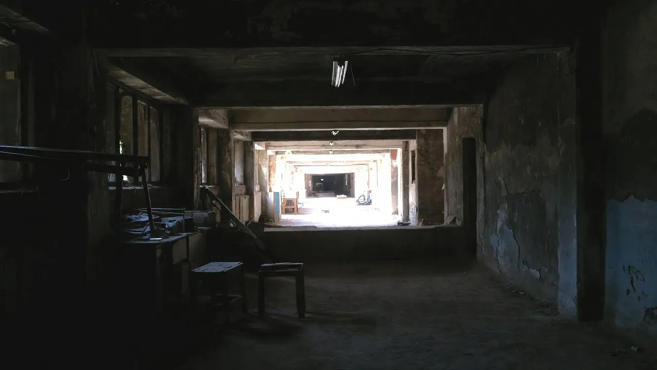 Perbedaan Ruang Terbatas dengan Ruang Tertutup Biasa