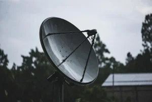 Sering Kena Rain Fade? Ini Fakta Sinyal VSAT Saat Hujan