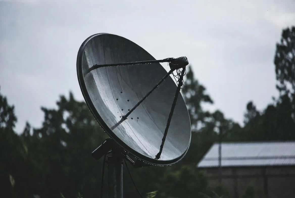 Sering Kena Rain Fade? Ini Fakta Sinyal VSAT Saat Hujan